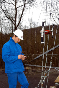 Contrôle des haubans sur une antenne GSM à l'aide d'un tensiomètre HF 36-2.